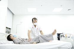 20 năm phải chống gậy vì căn bệnh viêm cột sống dính khớp nặng nề
