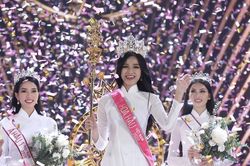 Vương miện, quyền trượng và thị phi