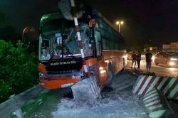 Xe khách hất tung biển báo giao thông, tông nát dải phân cách