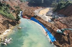 Ngăn đập thành công, phát hiện quần áo, xe máy của công nhân dưới sông Rào Trăng