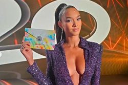 'Thiên thần' Lais Ribeiro khoe ngực đầy táo bạo tại giải Grammy Latin