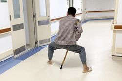 Chàng trai 'người cua' ở Lạng Sơn đứng thẳng và tập đi sau 15 năm