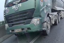 Xe tải nặng đi kiểu bất cần ép các xe khác tự tránh