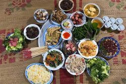 Lúi húi nấu chục mâm cỗ mà chồng vẫn bĩu môi chê bai, vợ buông đũa đáp lại 1 câu khiến anh im tịt, họ hàng đằng nội gật đầu nể phục