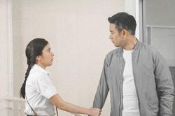 Đang bốc vác thêm cuối tuần, tôi hóa đá nhìn người phụ nữ bước xuống từ chiếc ô tô sang