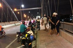 Bỏ lại xe và dép giữa cầu, nam thanh niên khiến nhiều người 'toát mồ hôi' vì quá lầy lội