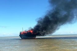 Tàu chở khách bốc cháy trên biển, hàng chục người may mắn thoát nạn