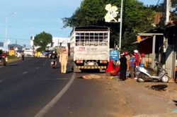 Đang đứng sát lề đường, cháu gái bị xe tải tông chết