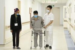 'Người cua' tập đi thẳng sau 16 năm