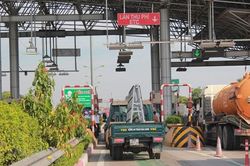 Các phương tiện thuộc Bộ Giao thông Vận tải phải dán thẻ thu phí không dừng