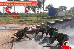 Các anh về rộn ràng xóm nhỏ