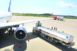 Đề xuất tiếp tục áp thuế bảo vệ môi trường 2.100 đồng/lít đối với nhiên liệu bay đến hết 2021