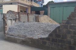 Bé gái lớp 6 bị tường đổ đè lên người dẫn đến tử vong