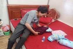 Nửa đêm phát hiện bé trai sơ sinh trong hộp giấy trước cổng nhà