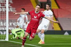 Liverpool vượt khó vùi dập Leicester