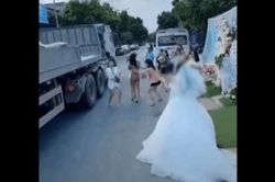 Clip: Mải mê bắt hoa cưới ngoài đường lớn, cô gái suýt lao vào container khiến nhiều người thót tim