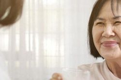 Chẳng thể ly hôn vì mẹ chồng quá tốt