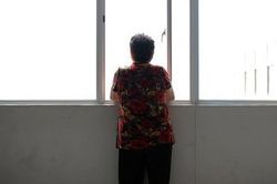 'Con ơi mẹ hết tiền rồi', bà mẹ nói xong liền nhảy từ tầng 5 xuống, câu chuyện phía sau là 1 hồi chuông cảnh báo về cách dạy con