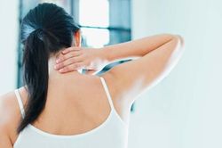 Đối phó chứng đau cứng cổ buổi sáng