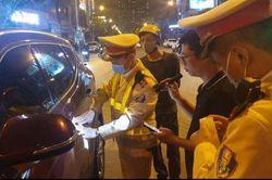 Đèn xanh không chịu di chuyển, tài xế có biểu hiện say rượu khóa cửa xe bỏ đi