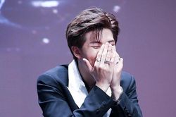 Đến RM BTS cũng phải làm duyên làm dáng khi 'xin xỏ' điều này