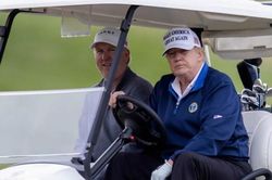 Ông Trump bình thản đi chơi golf dù thua kiện