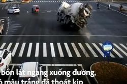 Ô tô lộn nhiều vòng rồi văng ra khỏi cầu