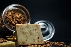 Cận cảnh bánh xà phòng đắt nhất thế giới
