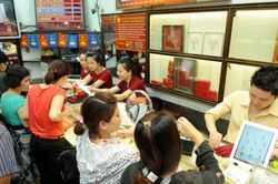 Giá vàng hôm nay 24/11: Vàng bị bán tháo, cắm đầu lao dốc