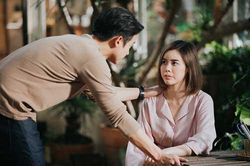 6 năm dành dụm tiền mua nhà, nhưng khi tôi hỏi đến thì chồng báo tin sốc
