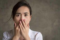 Thấy chị dâu tương lai nói chuyện thân mật với anh chàng ngồi cạnh trên chuyến xe đường dài, tôi giả vờ ngủ để rồi giật mình khi mở mắt ra