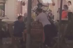Clip: Vợ bực tức đập vỡ chén rượu, hất cả bàn nhậu vào người chồng ngay giữa quán: 'Có đi về không?'