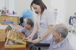 Người già và bệnh làm suy giảm chức năng cơ thể do tai biến