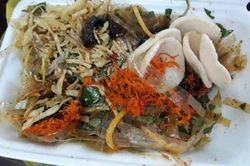 Đà Nẵng: 6 người phải nhập viện nghi bị ngộ độc thực phẩm do ăn bánh tráng trộn vỉa hè