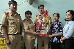 Thăm hỏi, tặng quà gia đình nạn nhân tai nạn giao thông