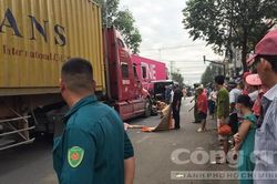 Người phụ nữ đi xe máy tử vong thương tâm dưới bánh xe container