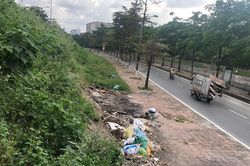 Sau 1 tháng phản ánh, tuyến đường Bưởi vẫn tràn ngập rác thải