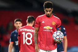 Scholes không hiểu tại sao Fernandes nhường đá 11m, lỡ cơ hội lập hat-trick