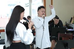 Tùng Dương miệt mài tập nhạc bên Ngọt, Hà Trần và Bùi Lan Hương