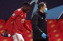 Tin bóng đá MU 25/11: MU trả giá sau trận thắng Istanbul. Cựu sao giục Solskjaer dùng Van de Beek