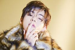 Ngắm bộ ảnh cực 'nóng' của V BTS trên tạp chí 'Weverse'