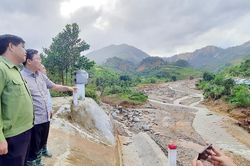 Đoàn công tác tỉnh Quảng Nam tiếp cận khu vực sạt lở nghiêm trọng