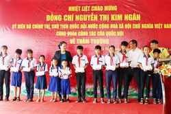 Chủ tịch Quốc hội Nguyễn Thị Kim Ngân thăm và tặng quà cho học sinh ở Cà Mau