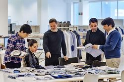 Tiết lộ quy trình sản xuất 'hàng hiệu giá rẻ' Zara