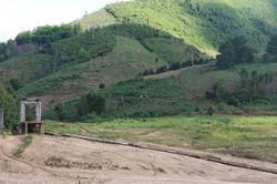 Thót tim cảnh người dân đu dây cáp vượt sông