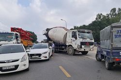 Tai nạn liên hoàn, hàng trăm phương tiện tắc nghẽn trên quốc lộ 46