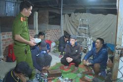 Bắt nhóm đánh bạc có thuê người cảnh giới