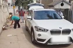 Chủ BMW X1 đem xe đi chở rác cho cả phố vì bức xúc với đại lý