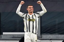 Ronaldo san bằng kỷ lục ghi bàn của Messi ở Champions League