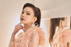 Thu Thủy tái xuất ấn tượng trên sân khấu sau 2 tháng sinh con gái